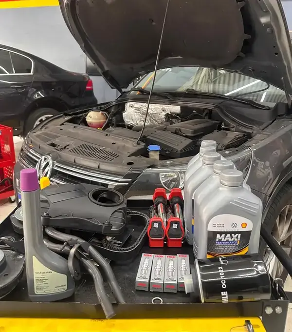 Traseira de veículo em box de oficina após manutenção