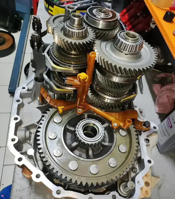 Conjunto de engrenagens e embreagens em manutenção