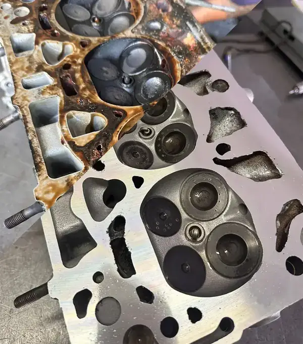 Cabeçote e componentes de motor em bancada